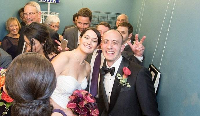 A liftbe ragadt szerelmesek ott házasodtak össze.