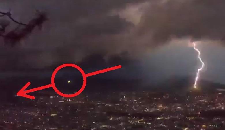 Zöld gömb alakú tárgy repült Mexikó felett vihar idején