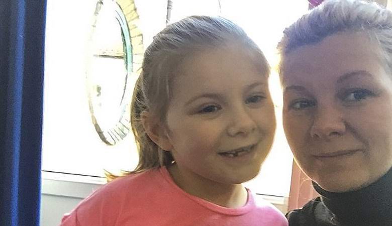 Egy nő fényképezett lánya szelleméről a kertben