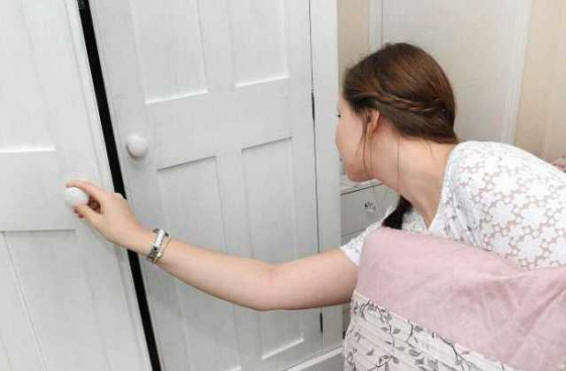 Egy nőt ritka fóbia szenved a szekrények félelemétől