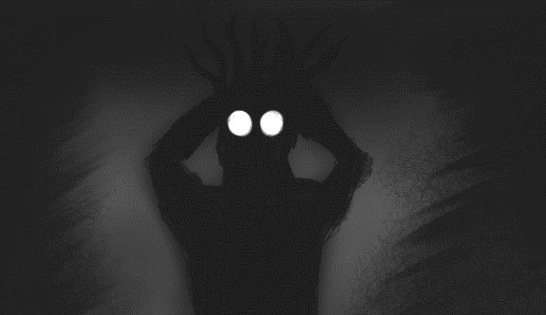 Egy nő ragyogó szemmel elfog egy entitást