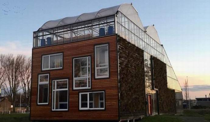 Egy üvegházban lévő lakóépület lakik Hollandiában