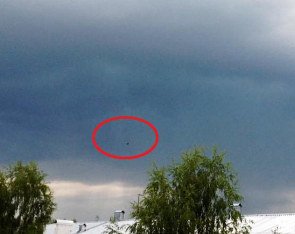 Egy kirovi lakos zivatar alatt egy acél színű UFO-t fényképezett az égen