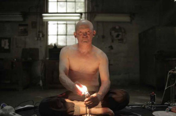 Szerbia egyik lakosa ellenáll egy millió voltos feszültségnek