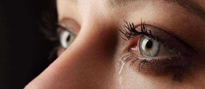 Egy brazíliai lakos kristály könnyekkel sír