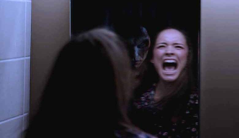 A szörnyű visszaverődés a tükörben eltalálta a videót