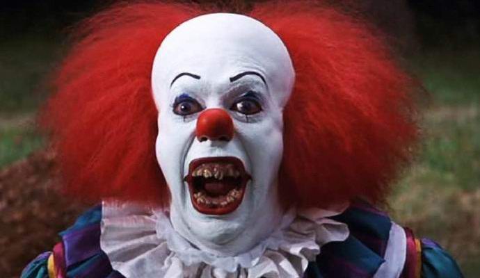 A baljós bohóc megijesztette az amerikaiakat az éjszakai temetőben