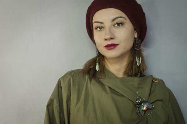 Bross bogár szkarabeusz egy lány 