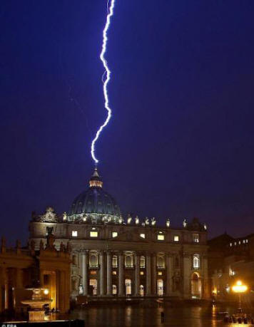 Isten jele. Villám sújtotta a Vatikánban a Szent Péter-bazilika kupoláját, azon a napon, amikor a pápa megmondta a trónt.