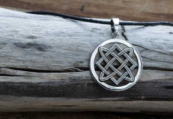 amulettcsillag izgatja az amulettet 